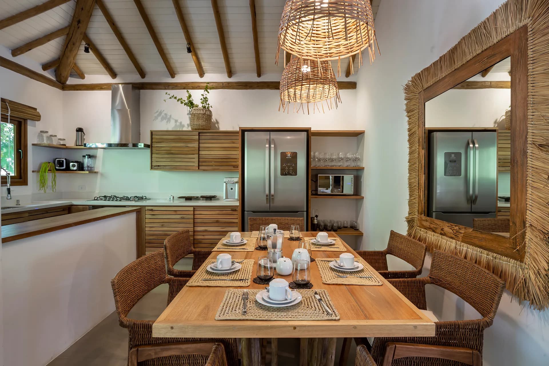Mesa de jantar junto à cozinha equipada — Residência de 2 Suítes