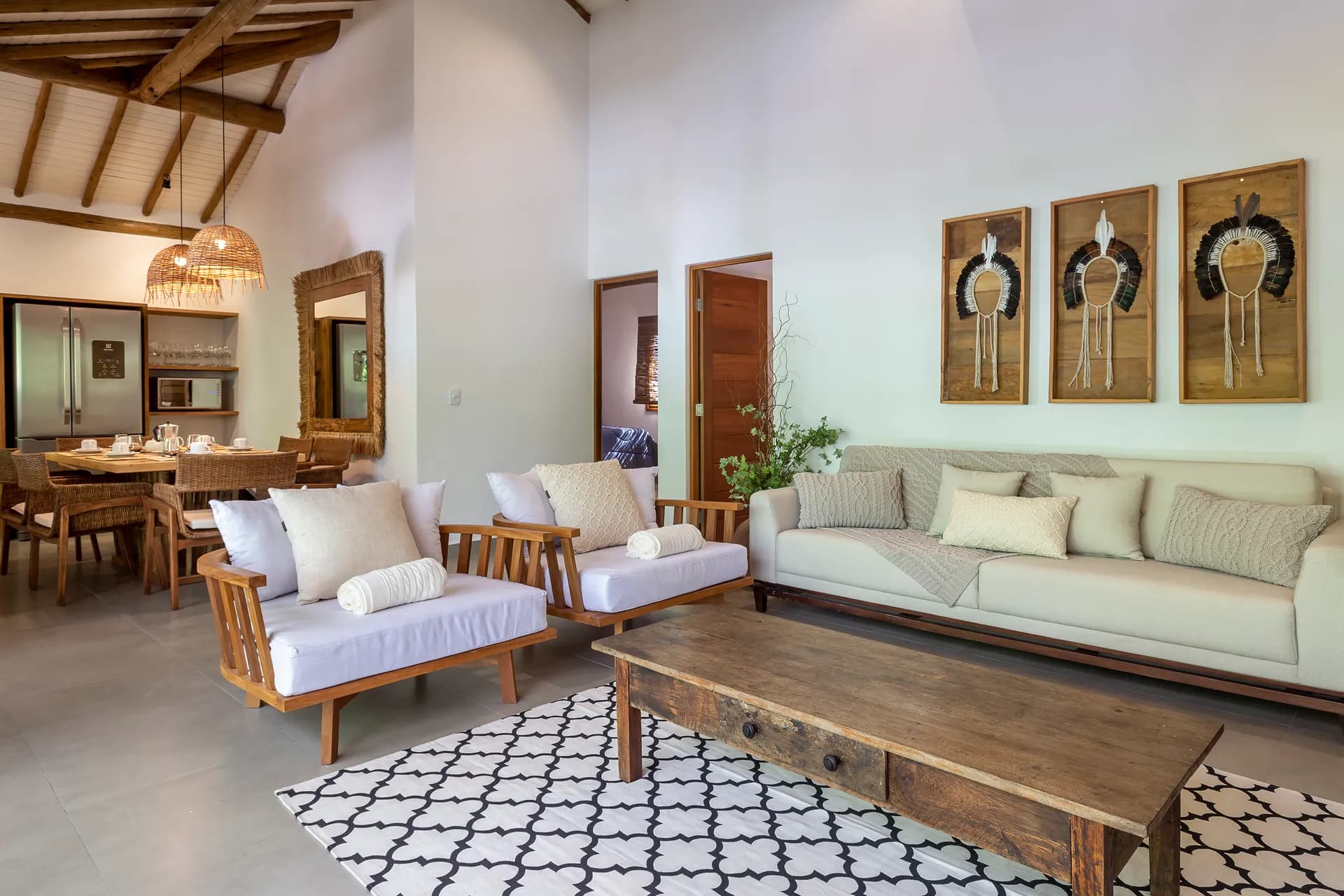 Sala ampla com sofá e poltronas — Residência de 2 Suítes