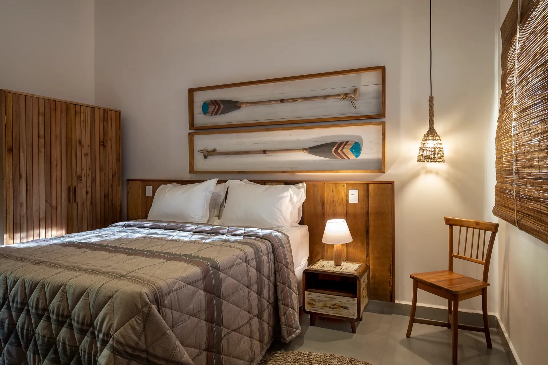 Suíte queen com decoração natural — Casa com 3 Suítes